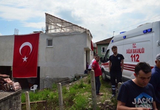 ŞEHİDİN AİLESİ İLE BİRLİKTE YAPTIRDIĞI EVE DEV TÜRK BAYRAĞI ASILDI. (EMRAH YILDIZ - ONUR ALTINDAĞ/ZONGULDAK-İHA)