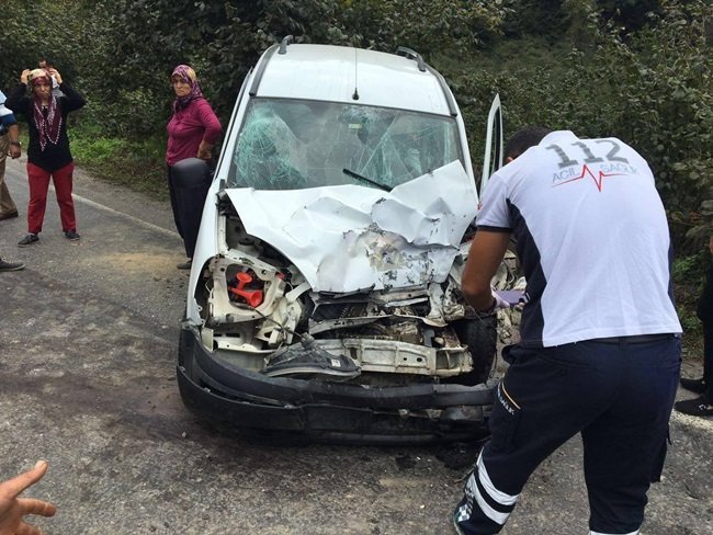 ZONGULDAK'IN ALAPLI İLÇESİNDE HAFİF TİCARİ ARAÇ İLE TIR'IN ÇARPIŞMASI NETİCESİ MEYDANA GELEN TRAFİK KAZASINDA 2 KİŞİ YARALANDI. (ERTUĞRUL YÜKSEL/ZONGULDAK-İHA)
