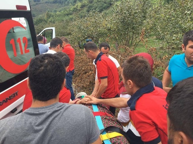 ZONGULDAK'IN ALAPLI İLÇESİNDE HAFİF TİCARİ ARAÇ İLE TIR'IN ÇARPIŞMASI NETİCESİ MEYDANA GELEN TRAFİK KAZASINDA 2 KİŞİ YARALANDI. (ERTUĞRUL YÜKSEL/ZONGULDAK-İHA)