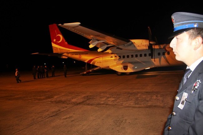 HAKKARİ'DE ÇIKAN ÇATIŞMADA ŞEHİT DÜŞEN 23 YAŞINDAKİ PİYADE UZMAN ONBAŞI KERİM KEÇECİ’NİN NAAŞI, ASKERİ UÇAKLA MEMLEKETİ ZONGULDAK'A GETİRİLDİ. (EMRAH YILDIZ/ZONGULDAK-İHA)