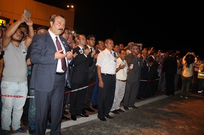HAKKARİ'DE ÇIKAN ÇATIŞMADA ŞEHİT DÜŞEN 23 YAŞINDAKİ PİYADE UZMAN ONBAŞI KERİM KEÇECİ’NİN NAAŞI, ASKERİ UÇAKLA MEMLEKETİ ZONGULDAK'A GETİRİLDİ. (EMRAH YILDIZ/ZONGULDAK-İHA)