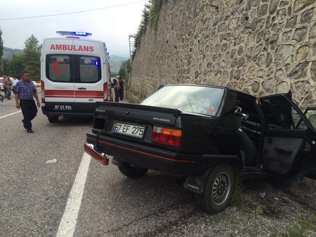 ZONGULDAK-ÇAYCUMA KARAYOLUNDA ANA YOLDA İLERLEYEN OTOMOBİL TALİ YOLDAN ÖNÜNE ÇIKAN OTOMOBİLLE ÇARPIŞTI. (ONUR ALTINDAĞ - SERTAÇ ÖZDEMİR/ZONGULDAK-İHA)