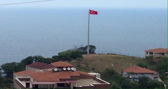 Kozlu’ya 30 metre yüksekliğinde Türk Bayrağı çekildi