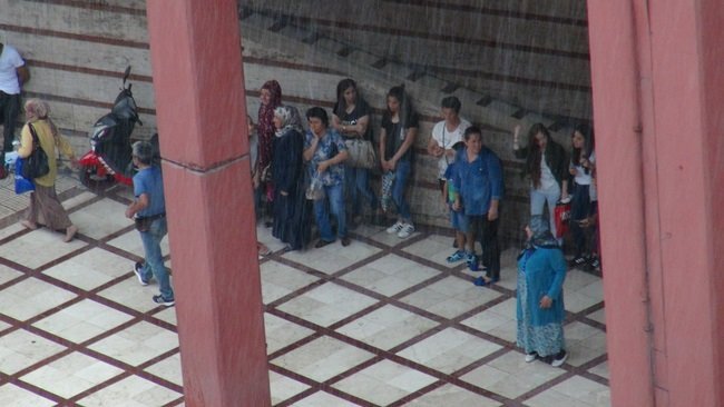 ZONGULDAK’TA ANİDEN BASTIRAN SAĞANAK YAĞIŞ ETKİLİ OLDU. YAĞMURA TEDBİRSİZ YAKALANAN VATANDAŞLAR İSE SAÇAK ALTLARINA SAKLANDI. (ONUR ALTINDAĞ/ZONGULDAK-İHA)