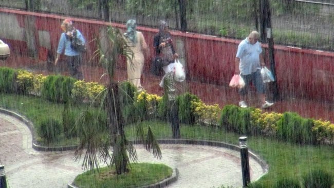 ZONGULDAK’TA ANİDEN BASTIRAN SAĞANAK YAĞIŞ ETKİLİ OLDU. YAĞMURA TEDBİRSİZ YAKALANAN VATANDAŞLAR İSE SAÇAK ALTLARINA SAKLANDI. (ONUR ALTINDAĞ/ZONGULDAK-İHA)