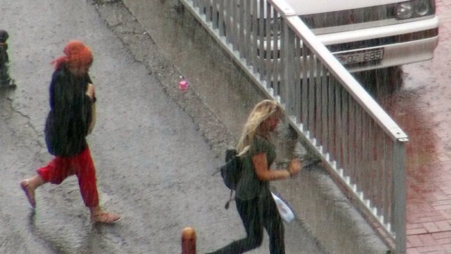 ZONGULDAK’TA ANİDEN BASTIRAN SAĞANAK YAĞIŞ ETKİLİ OLDU. YAĞMURA TEDBİRSİZ YAKALANAN VATANDAŞLAR İSE SAÇAK ALTLARINA SAKLANDI. (ONUR ALTINDAĞ/ZONGULDAK-İHA)