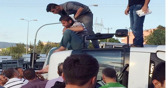 Virajı alamayan sac yüklü TIR devrildi: 1 yaralı