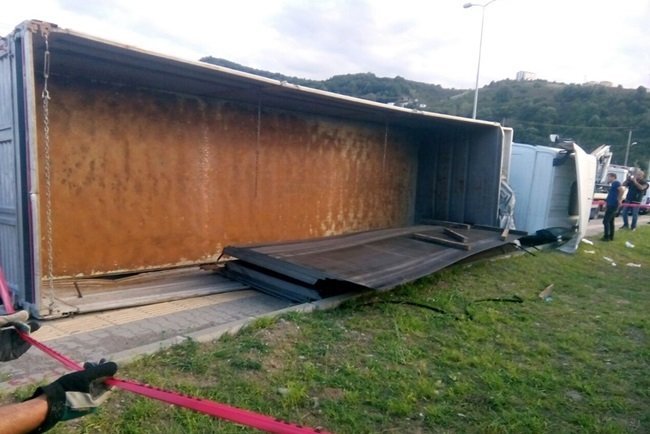 KDZ. EREĞLİ İLÇESİNDE U DÖNÜŞÜ YAPAN TIR VİRAJI ALAMAYARAK DEVRİLDİ. (VEDAT KILIÇ/ZONGULDAK-İHA)