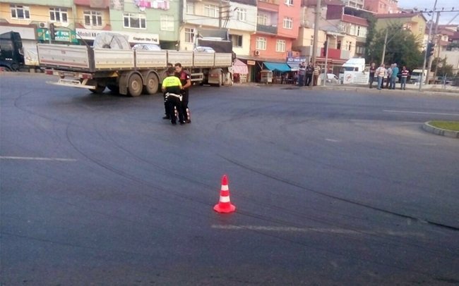 KDZ. EREĞLİ İLÇESİNDE SAC YÜKLÜ TIR'IN DEVRİLMESİ SONUCU MEYDANA GELEN KAZADA YARALANAN SÜRÜCÜ AMBULANSLA HASTANEYE KALDIRILDI. (VEDAT KILIÇ/ZONGULDAK-İHA)