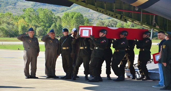 MARDİN’İN DARGEÇİT İLÇESİNDE PKK’LILARIN KONTROL NOKTASINA DÜZENLEDİĞİ SALDIRIDA ŞEHİT OLAN 23 YAŞINDAKİ JANDARMA UZMAN ONBAŞI CEM KANBUR’UN NAAŞI, UÇAKLA ZONGULDAK HAVALİMANI’NA GETİRİLDİ. (ONUR ALTINDAĞ/ZONGULDAK-İHA)