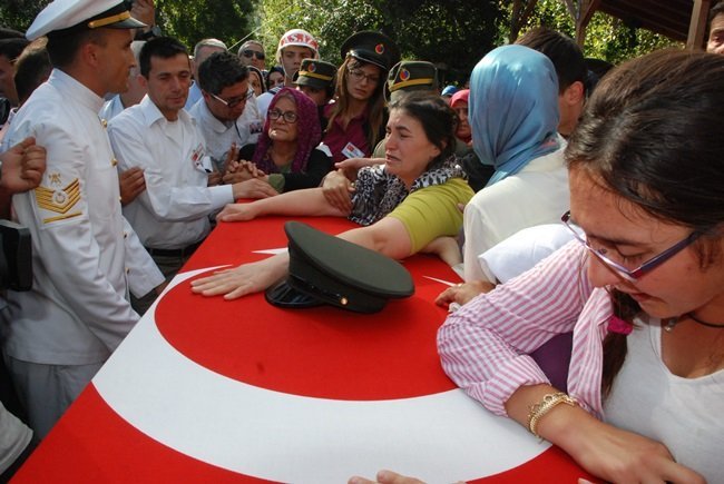 MARDİN'DE TERÖRİSTLERCE DÜZENLENEN SALDIRIDA ŞEHİT DÜŞEN BARTIN'LI UZMAN ONBAŞI 23 YAŞINDAKİ CEM KANBER'İN NAAŞI MEMLEKETİ BARTIN'A GETİRİLDİ. (AKİF YAMAN - MUSTAFA KURT - ONUR ALTINDAĞ/BARTIN-İHA)