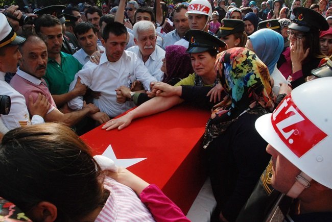 MARDİN’İN DARGEÇİT İLÇESİNDE KONTROL NOKTASINA TERÖRİSTLERCE DÜZENLENEN SALDIRIDA ŞEHİT DÜŞEN 23 YAŞINDAKİ UZMAN ONBAŞI CEM KANBER, MEMLEKETİ BARTIN’DA SON YOLCULUĞUNA UĞURLANDI. YAKLAŞIK 10 BİN KİŞİ, ŞEHİT UZMAN ONBAŞIYI SON YOLCULUĞUNA UĞURLADI. (AKİF YAMAN - MUSTAFA KURT - ONUR ALTINDAĞ/BARTIN-İHA)