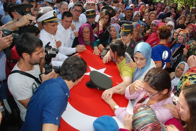 MARDİN’İN DARGEÇİT İLÇESİNDE KONTROL NOKTASINA TERÖRİSTLERCE DÜZENLENEN SALDIRIDA ŞEHİT DÜŞEN 23 YAŞINDAKİ UZMAN ONBAŞI CEM KANBER, MEMLEKETİ BARTIN’DA SON YOLCULUĞUNA UĞURLANDI. YAKLAŞIK 10 BİN KİŞİ, ŞEHİT UZMAN ONBAŞIYI SON YOLCULUĞUNA UĞURLADI. (AKİF YAMAN - MUSTAFA KURT - ONUR ALTINDAĞ/BARTIN-İHA)