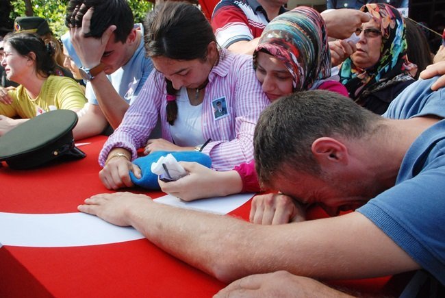 ŞEHİDİN YAKINLARI TABUTUN BAŞINDA GÖZYAŞI DÖKTÜ. (AKİF YAMAN - MUSTAFA KURT - ONUR ALTINDAĞ/BARTIN-İHA)