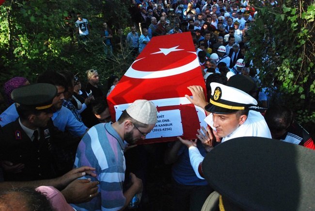 ŞEHİT UZMAN ONBAŞININ TABUTU, EVİN ÖNÜNDE HELALLİK ALINMASININ ARDINDAN KÖY CAMİİNE GÖTÜRÜLDÜ. (AKİF YAMAN - MUSTAFA KURT - ONUR ALTINDAĞ/BARTIN-İHA)