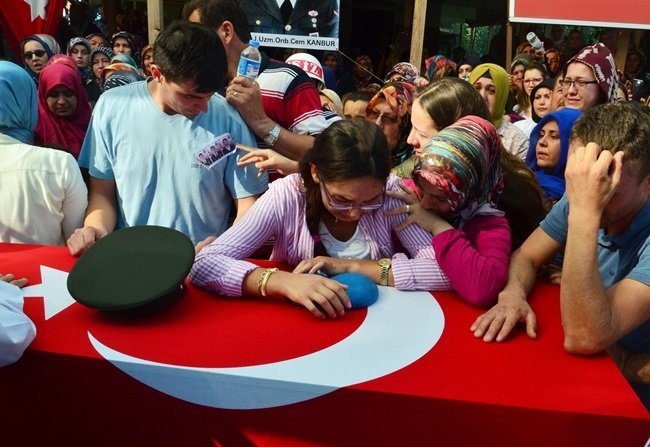 ŞEHİDİN YAKINLARI CENAZE TÖRENİNDE GÖZYAŞI DÖKTÜ. (AKİF YAMAN - MUSTAFA KURT - ONUR ALTINDAĞ/BARTIN-İHA)