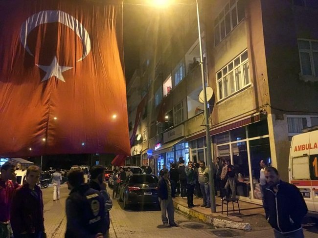 HAKKARİ’NİN ŞEMDİNLİ İLÇESİNDE YOL KONTROLÜNÜ SAĞLAYAN EMNİYET GÜÇLERİ İLE PKK’LI TERÖRİSTLER ARASIN ÇIKAN ÇATIŞMADA ŞEHİT DÜŞEN UZMAN ÇAVUŞ ÖMER ŞENEL’İN AİLESİNE ACI HABER VERİLDİ. ŞEHİDİN EVİNE TÜRK BAYRAĞI ASILDI. (CEMAL İLYASOĞLU/KASTAMONU-İHA)