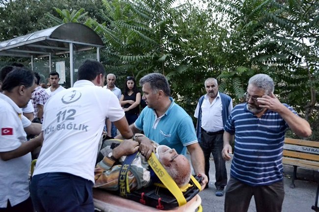 OLAY YERİNE GELEN SAĞLIK EKİPLERİ, YARALI SÜRÜCÜYÜ KARABÜK ÜNİVERSİTESİ EĞİTİM VE ARAŞTIRMA HASTANESİ'NE KALDIRILDI. (YASİN ERDEM/KARABÜK-İHA)