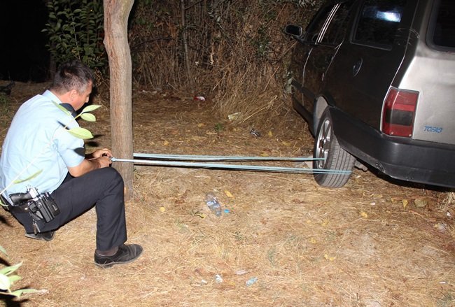 KARABÜK’TE PARK HALİNDE OLAN VE FRENİ BOŞALINCA HAREKET ETTİKTEN SONRA UÇURUMUN KENARINDA LASTİKLERİNE TAŞ KONULMASI SONRASI DURDURULAN OTOMOBİLİ OLAY YERİNE GELEN POLİS EKİPLERİ TARAFINDAN LASTİKLERİNDEN İPLE AĞACA BAĞLANDI. (YASİN ERDEM/KARABÜK-İHA)