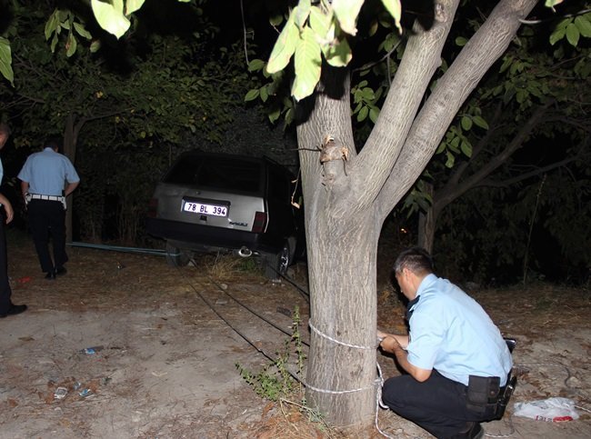 KARABÜK’TE PARK HALİNDE OLAN VE FRENİ BOŞALINCA HAREKET ETTİKTEN SONRA UÇURUMUN KENARINDA LASTİKLERİNE TAŞ KONULMASI SONRASI DURDURULAN OTOMOBİLİ OLAY YERİNE GELEN POLİS EKİPLERİ TARAFINDAN LASTİKLERİNDEN İPLE AĞACA BAĞLANDI. (YASİN ERDEM/KARABÜK-İHA)
