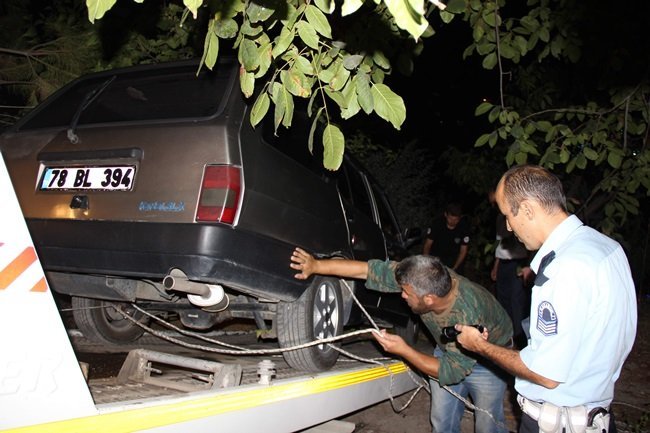 ARAÇ ÇEKİCİ İLE OLAY YERİNDEN ÇEKİLDİ. (YASİN ERDEM/KARABÜK-İHA)