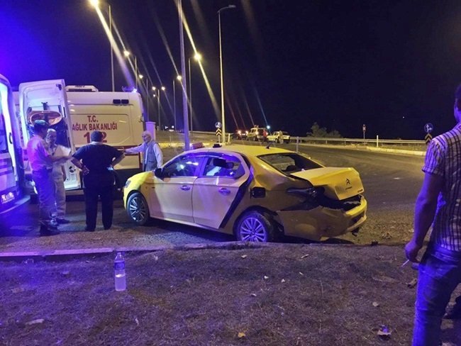 BARTIN'DA, TİCARİ TAKSİ İLE OTOMOBİLİN ÇARPIŞMASI SONUCU MEYDANA GELEN KAZADA 2 KİŞİ YARALANDI. (MUSTAFA KURT/BARTIN-İHA)