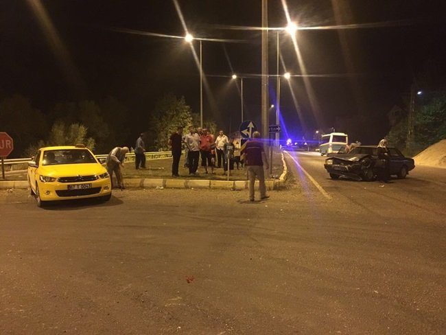 BARTIN'DA, TİCARİ TAKSİ İLE OTOMOBİLİN ÇARPIŞMASI SONUCU MEYDANA GELEN KAZADA 2 KİŞİ YARALANDI. (MUSTAFA KURT/BARTIN-İHA)