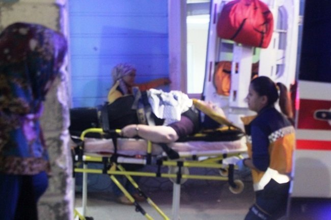 BARTIN'DA, TİCARİ TAKSİ İLE OTOMOBİLİN ÇARPIŞMASI SONUCU MEYDANA GELEN KAZADA 2 KİŞİ YARALANDI. (MUSTAFA KURT/BARTIN-İHA)