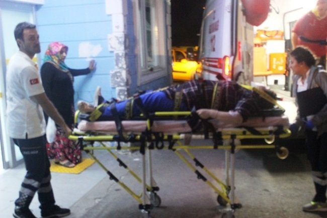 BARTIN'DA, TİCARİ TAKSİ İLE OTOMOBİLİN ÇARPIŞMASI SONUCU MEYDANA GELEN KAZADA 2 KİŞİ YARALANDI. (MUSTAFA KURT/BARTIN-İHA)