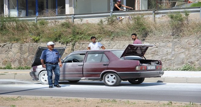 Seyir halindeyken yanan otomobil hasar gördü