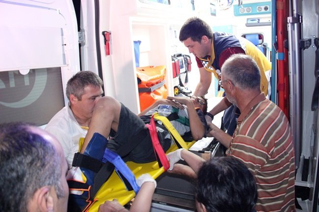 KDZ. EREĞLİ'DE OTOMOBİL 11 YAŞINDAKİ EREN KAVİ'YE ÇARPTIKTAN SONRA KAÇTI. (VEDAT KILIÇ/ZONGULDAK-İHA)