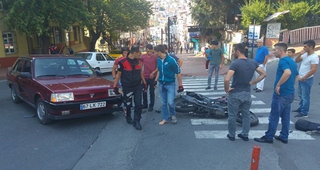 KDZ. EREĞLİ İLÇESİNDE OTOMOBİL İLE ÇARPIŞAN MOTOSİKLETİN SÜRÜCÜSÜ YARALANDI. (VEDAT KILIÇ/ZONGULDAK-İHA)