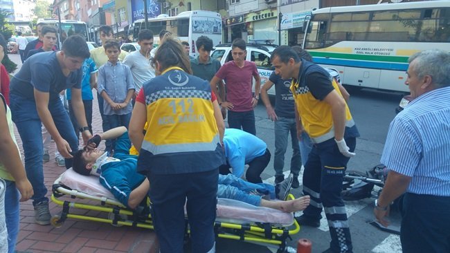 KDZ. EREĞLİ İLÇESİNDE OTOMOBİL İLE ÇARPIŞMASI SONUCU YARALANAN MOTOSİKLET SÜRÜCÜSÜ AMBULANSLA HASTANEYE KALDIRILDI. (VEDAT KILIÇ/ZONGULDAK-İHA)