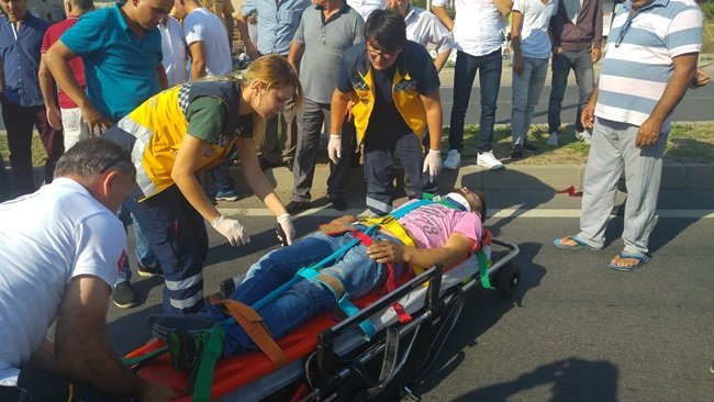 KDZ. EREĞLİ İLÇESİNDE MEYDANA GELEN İKİNCİ KAZADA HAFİF TİCARİ KAMYONETE ÇARPAN MOTOSİKLETİN SÜRÜCÜSÜ AMBULANSLA HASTANEYE KALDIRILDI. (VEDAT KILIÇ/ZONGULDAK-İHA)