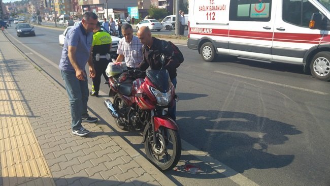 KDZ. EREĞLİ İLÇESİNE BAĞLI KEPEZ MAHALLESİ'NDE MOTOSİKLET HAFİFİ TİCARİ KAMYONETE ARKADAN ÇARPTI. (VEDAT KILIÇ/ZONGULDAK-İHA)