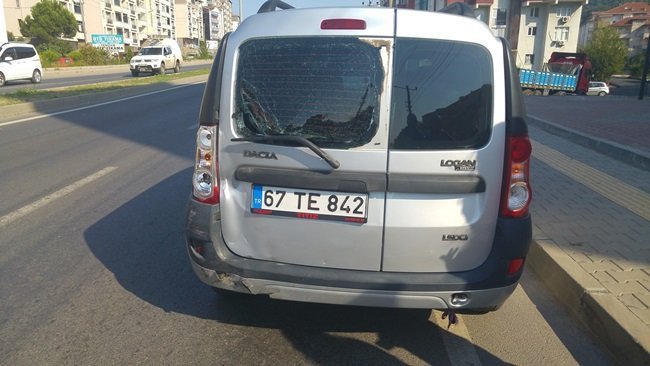 KDZ. EREĞLİ İLÇESİNDE MOTOSİKLETİN ÇARPTIĞI HAFİFİ TİCARİ KAMYONETİN ARKA CAMLARI PATLADI. (VEDAT KILIÇ/ZONGULDAK-İHA)