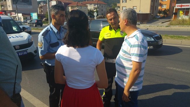 KDZ. EREĞLİ İLÇESİNDE MEYDANA GELEN İKİ AYRI KAZAYA KARIŞAN OTOMOBİL VE HAFİFİ TİCARİ KAMYONET SÜRÜCÜSÜ (FOTOĞRAFTAKİ ÇİZGİLİ TİŞÖRTLÜ) İFADELERİNİN ALINMASI İÇİN KARAKOLA GÖTÜRÜLDÜ. (VEDAT KILIÇ/ZONGULDAK-İHA)