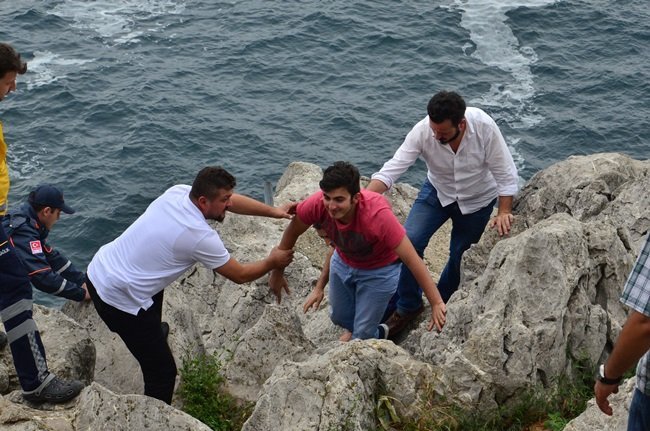 ZONGULDAK’TA SEVGİSİNE KARŞILIK BULAMAYAN AKIN Ü. ADLI  GENÇ İNTİHARA KALKIŞTI. (SERTAÇ ÖZDEMİR/ZONGULDAK-İHA)