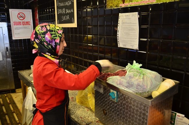 ZONGULDAK’TA KASAPLAR KURBAN BAYRAMI DOLAYISIYLA YOĞUN MESAİ HARCAMAYA DEVAM EDİYOR. (SERTAÇ ÖZDEMİR/ZONGULDAK-İHA)