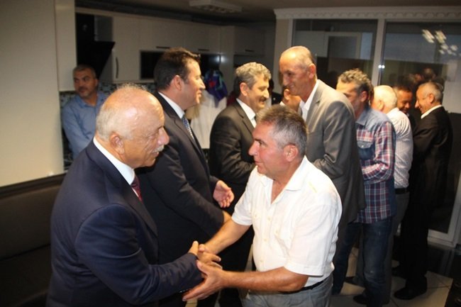 AK PARTİ ZONGULDAK MİLLETVEKİLLERİ HÜSEYİN ÖZBAKIR VE ÖZCAN ULUPINAR PARTİ BİNASINDA PARTİLİLERLE BAYRAMLAŞTI. (VEDAT KILIÇ/ZONGULDAK-İHA)