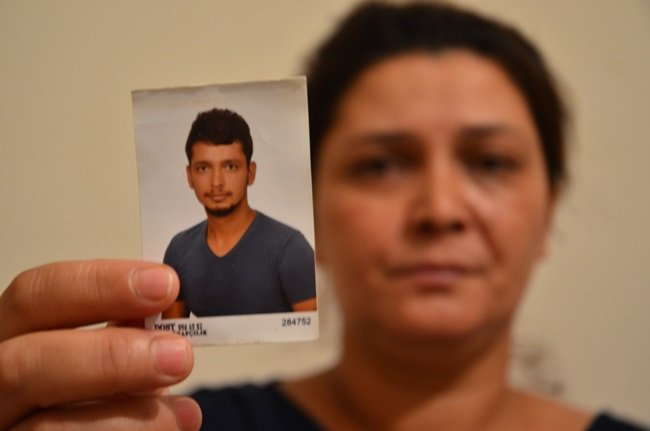 ZONGULDAK’TA 45 YAŞINDAKİ GÜLTEN TÜRKMEN, UYUŞTURUCU BAĞIMLISI OLDUĞUNU İDDİA ETTİĞİ OĞLU 24 YAŞINDAKİ TUNCAY TÜRKMEN’İ ARIYOR. (SERTAÇ ÖZDEMİR/ZONGULDAK-İHA)