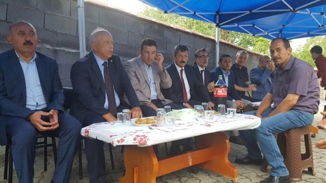 AK PARTİ ZONGULDAK MİLLETVEKİLLERİ HÜSEYİN ÖZBAKIR VE ÖZCAN ULUPINAR, ŞEHİT AİLELERİNİ ZİYARET EDEREK BAYRAMLARINI KUTLADI. (SERTAÇ ÖZDEMİR/ZONGULDAK-İHA)