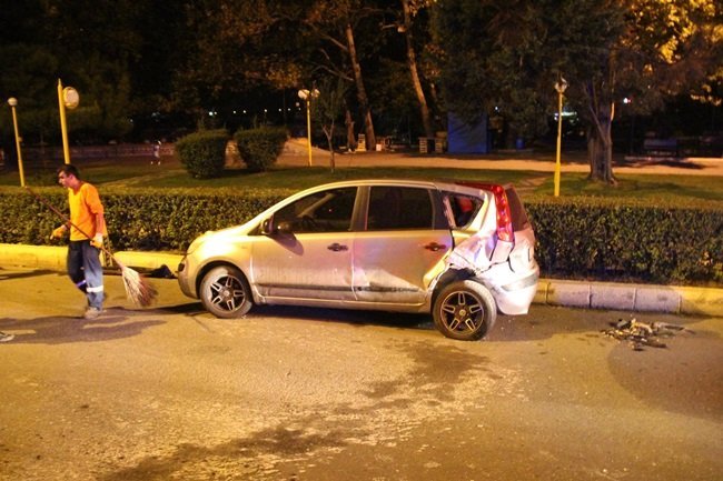 ZONGULDAK'IN EREĞLİ İLÇESİNDE KAVŞAKTA DİREKSİYON HAKİMİYETİNİ KAYBEDEN ALKOLLÜ SÜRÜCÜ, PARK HALİNDEKİ OTOMOBİLE ÇARPARAK DURABİLDİ. KAZADA YARALANAN SÜRÜCÜ SAĞLIK EKİPLERİNİN İLK MÜDAHALESİNİN ARDINDAN HASTANEYE KALDIRILDI. (VEDAT KILIÇ/ZONGULDAK-İHA)