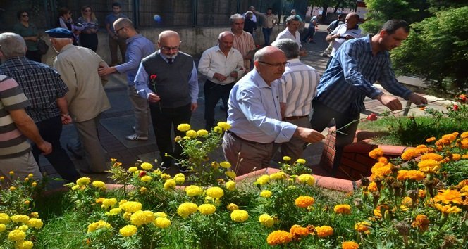 ZONGULDAK'TA BIÇAKLANARAK ÖLDÜRÜLEN TÜRKİYE TAŞKÖMÜRÜ KURUMU (TTK) ASMA İŞLETME MÜDÜRÜ AVNİ CİNEL, VEFATININ 12. YILINDA ANILDI. (SERTAÇ ÖZDEMİR/ZONGULDAK-İHA)