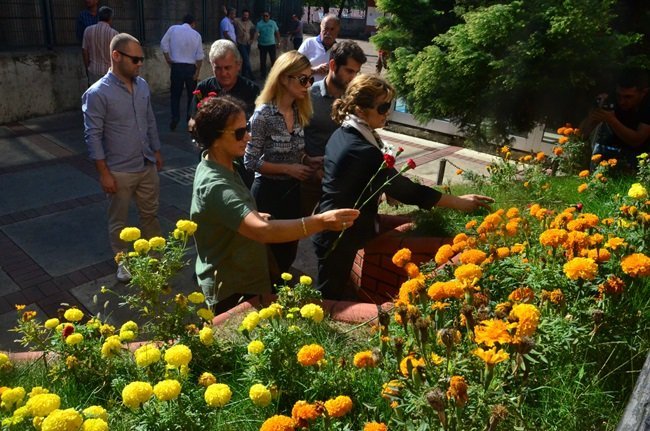 ZONGULDAK'TA BIÇAKLANARAK ÖLDÜRÜLEN TÜRKİYE TAŞKÖMÜRÜ KURUMU (TTK) ASMA İŞLETME MÜDÜRÜ AVNİ CİNEL, VEFATININ 12. YILINDA ANILDI. (SERTAÇ ÖZDEMİR/ZONGULDAK-İHA)