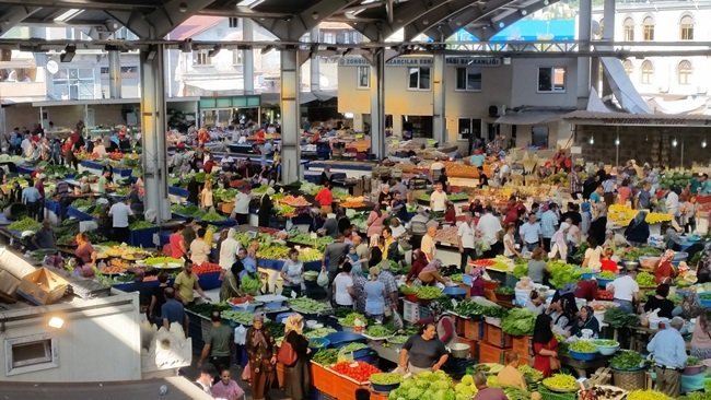 ZONGULDAK HALK PAZARINA AKIN EDEN VATANDAŞLAR FİYATLARIN UCUZLAMASIYLA POŞETLERİNİ DOLDURDU. (SERTAÇ ÖZDEMİR/ZONGULDAK-İHA)