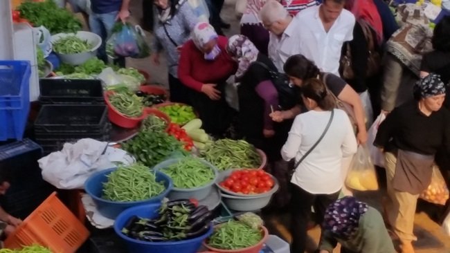ZONGULDAK HALK PAZARINA AKIN EDEN VATANDAŞLAR FİYATLARIN UCUZLAMASIYLA POŞETLERİNİ DOLDURDU. (SERTAÇ ÖZDEMİR/ZONGULDAK-İHA)