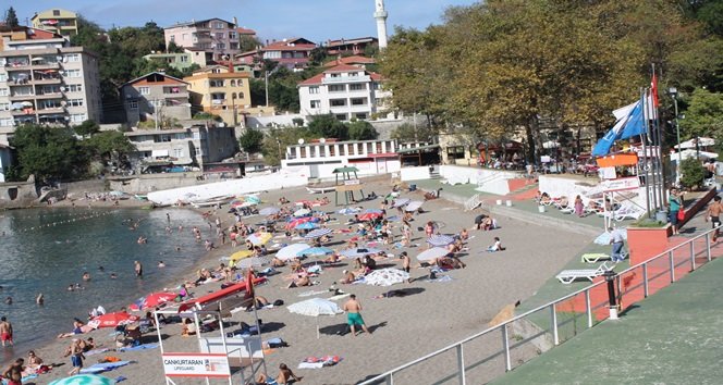 Sıcaktan bunalan vatandaşlar plajlara akın etti