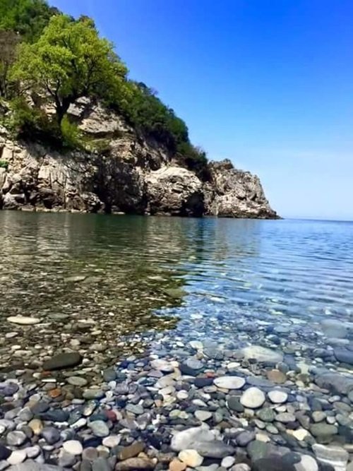 ZONGULDAK’IN KOZLU İLÇESİNDE BULUNAN DEĞİRMENAĞZI PLAJI ŞEHİR DIŞINDAN GELEN MİSAFİRLERE KENDİNİ HAYRAN BIRAKMAYA DEVAM EDİYOR. (ÖMER TEKCAN/ZONGULDAK-İHA)