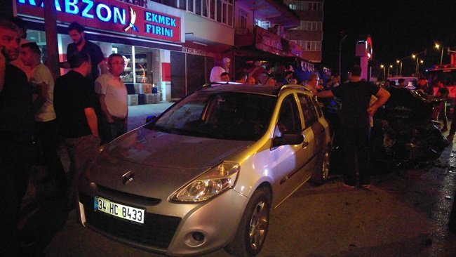 KAZADA DEVRİLEN OTOMOBİL YOL KENARINDA PARK HALİNDE DURAN ARACA ÇARPARAK DURABİLDİ. (VEDAT KILIÇ/ZONGULDAK-İHA)